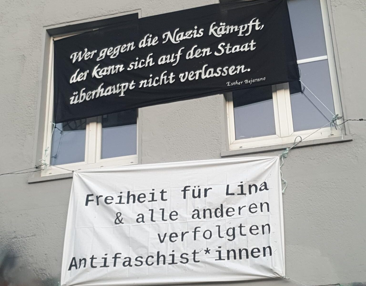 Zwei Banner sind zu sehen. Auf einem steht "Wer gegen Nazis kämpft, der kann sich auf den Staat überhaubt nicht verlassen. - Esther Bejarano." Auf dem zweiten steht "Freiheit für Lina & alle anderen verfolgten Antifaschist*innen."